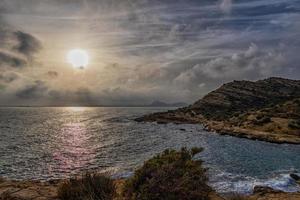 landschap van de kust van Alicante Spanje Aan een warm zonnig herfst dag foto