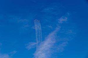 vlucht van vijf cessna vliegtuigen over- Alicante rook Spaans vlag tegen de blauw lucht foto