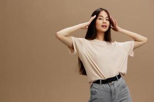 mooi vrouw t-shirt poseren modern stijlen schoonheidsmiddelen studio model- foto