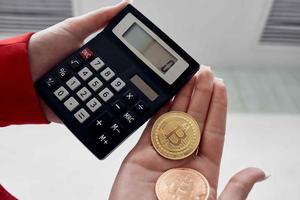 bitcoin cryptogeld rekenmachine in de handen van financieel investeringen foto