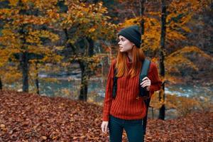 vrouw in vol groei wandelen in de park in herfst in natuur in de buurt de rivier- foto