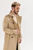 Mens in beige jas herfst stijl mode studio levensstijl foto