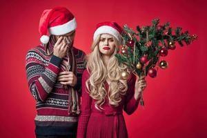 verdrietig Mens en vrouw vakantie ontevredenheid Kerstmis rood achtergrond foto