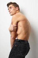 een Mens met een naakt lichaam staat zijwaarts poseren aantrekkelijk uitziend modellen foto