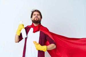 Mens met wasmiddel in handen in rubber handschoenen professioneel huiswerk schoonmaak foto