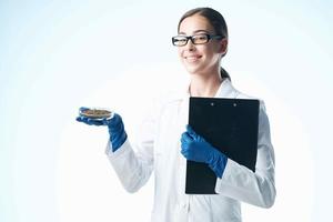 vrouw laboratorium assistent in wit jas biologie Onderzoek experiment foto