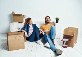 Mens en vrouw in de kamer Aan de verdieping vernieuwing werk in beweging en dozen van gereedschap foto