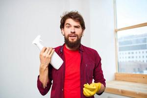 schoonmaakster rubber gehandschoende wasmiddel venster schoonmaak levensstijl foto