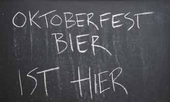 oktoberfeest bier is hier teken foto