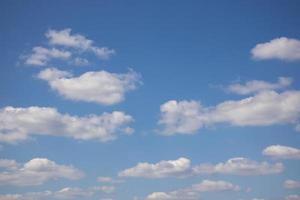 blauw lucht Aan een zonnig warm dag met wit en grijs wolken foto