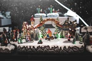 Kerstmis decoraties met in beweging beeldjes Aan een winter achtergrond foto