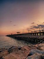 l zonsondergang landschap van Alicante Spanje met pier foto