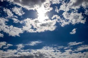 blauw lucht Aan een zonnig warm dag met wit en grijs wolken foto