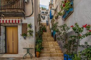 l historisch oud kleurrijk huizen barrio de kerstman cruz Alicante Spanje Aan een zonnig dag foto