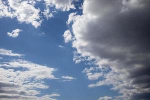 blauw lucht Aan een zonnig warm dag met wit en grijs wolken foto