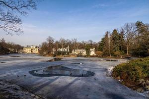 landschap met een paleis Aan de water in Warschau, Polen vroeg voorjaar Aan een zonnig dag met smelten sneeuw foto