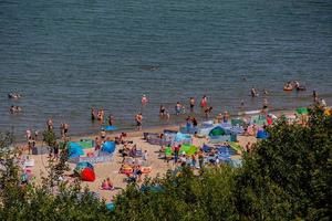 zomer kust landschap, strand en Baltisch zee Aan een zonnig zomer dag jastrzebia gora polska foto