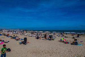 strand landschap met zonnig zanderig strand in alicante, Spanje foto