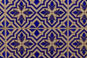 achtergrond van wit Blauw keramisch tegels met klassiek Spaans patronen foto
