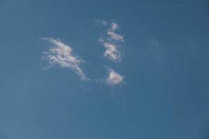 blauw lucht met een wit klein wolk natuurlijk achtergrond foto