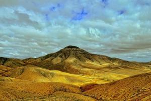 leeg mysterieus bergachtig landschap van de centrum van de kanarie eiland Spaans Fuerteventura met een bewolkt lucht foto