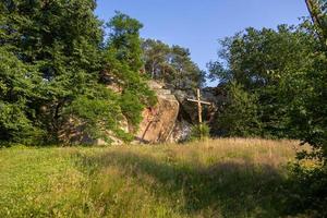 duivel steen in een Woud in de bergen van pogorzyce in Polen Aan een zomer dag foto