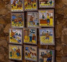 keramisch tegels souvenirs in een winkel in de zuiden van Spanje in een toerist dorp, kleurrijk kunst ambachten achtergrond foto
