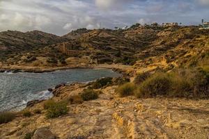 landschap van de kust van Alicante Spanje Aan een warm zonnig herfst dag foto