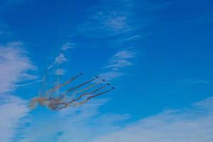 vlucht van vijf cessna vliegtuigen over- Alicante rook Spaans vlag tegen de blauw lucht foto