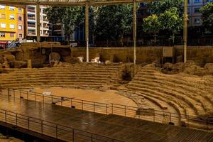 mooi ruïnes van de oude Romeins amfitheater in zaragoza Spanje museo del teatro de caesaraugusta foto