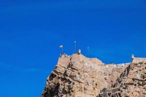 kasteel van heilige Barbara in Alicante Spanje tegen blauw lucht mijlpaal foto