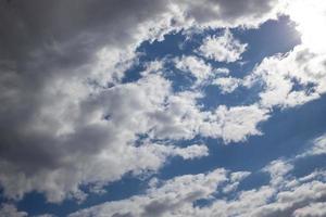 blauw lucht Aan een zonnig warm dag met wit en grijs wolken foto