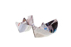 origami schip van krant- Aan wit achtergrond foto