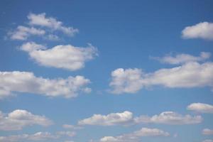 blauw lucht Aan een zonnig warm dag met wit en grijs wolken foto