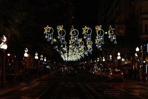 Kerstmis verlichtingen in Alicante Spanje in de straten Bij nacht foto