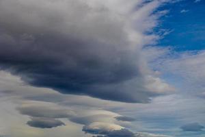 lucht met grijs groot ronde verbazingwekkend wolken foto