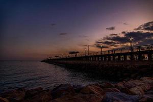 l zonsondergang landschap van Alicante Spanje met pier foto