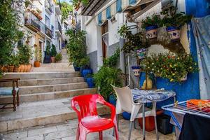 l historisch oud kleurrijk huizen barrio de kerstman cruz Alicante Spanje Aan een zonnig dag foto