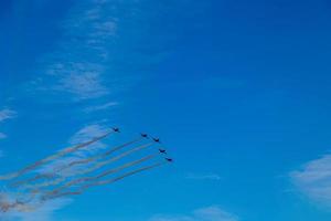 vlucht van vijf cessna vliegtuigen over- Alicante rook Spaans vlag tegen de blauw lucht foto