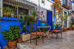 l historisch oud kleurrijk huizen barrio de kerstman cruz Alicante Spanje Aan een zonnig dag foto