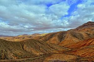 leeg mysterieus bergachtig landschap van de centrum van de kanarie eiland Spaans Fuerteventura met een bewolkt lucht foto