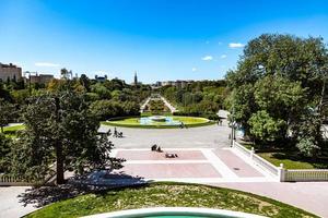 stedelijk landschap van de Spaans stad van zaragoza Aan een warm voorjaar dag met fonteinen in de mijlpaal park foto