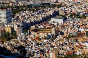 visie Aan een zonnig dag van de stad en kleurrijk gebouwen van de gezichtspunt Alicante Spanje foto