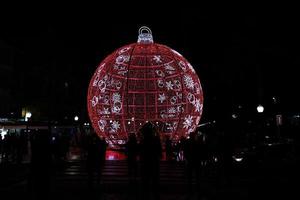 groot gloeiend rood snuisterij Kerstmis decoratie in alicante, Spanje Bij nacht foto