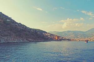 origineel landschap van de haven en stad van Alanya in kalkoen van de zee foto