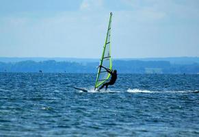het windsurfen Aan de baai van pucka Aan de Baltisch zee foto