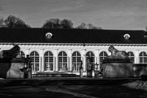 landschap met historisch gebouw in vroeg voorjaar zonnig dag in stad park Warschau Polen foto