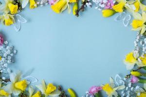 voorjaar bloemen vlak leggen kader samenstelling Aan gekleurde achtergrond met kopiëren ruimte. narcissen en wilg met anjers top visie foto