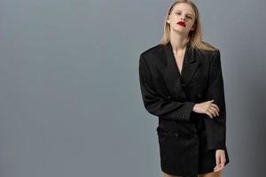 modieus vrouw mode bedenken in zwart jasje studio model- ongewijzigd foto