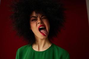 mooi modieus meisje afro kapsel groen jurk emoties detailopname studio model- ongewijzigd foto